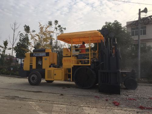 預先儲備先進設(shè)備,培養(yǎng)專業(yè)過硬的技術(shù)人才,成都昊遠工程機械設(shè)備租賃